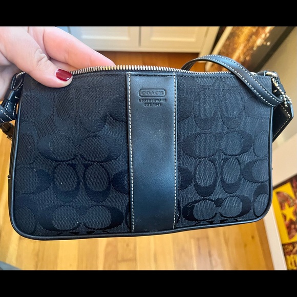 COACH Vintage small black purse - versatile (strap for shoulder or crossbody) - Picture 3 of 8
